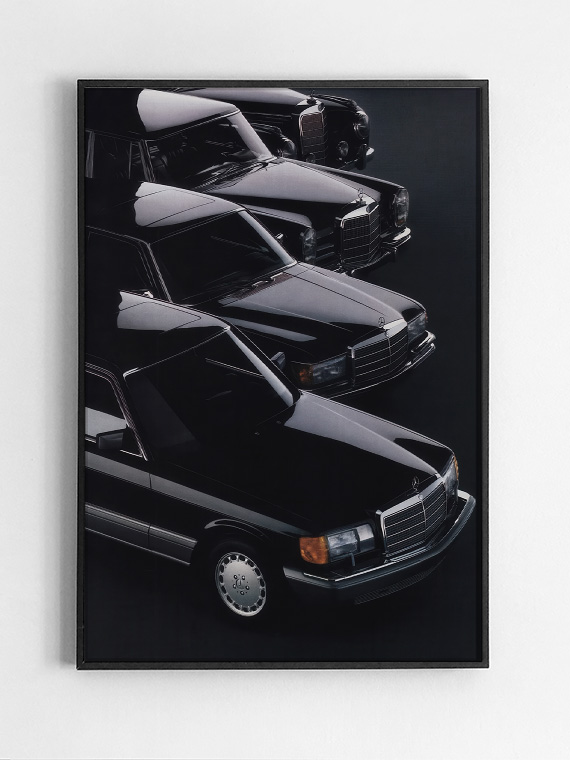 Black,Rectangular,Picture,Frame,On,White,Wall,With,Blank,Paper Наследие Мерседесов