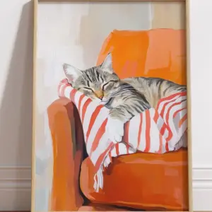 Котик спит на кресле
