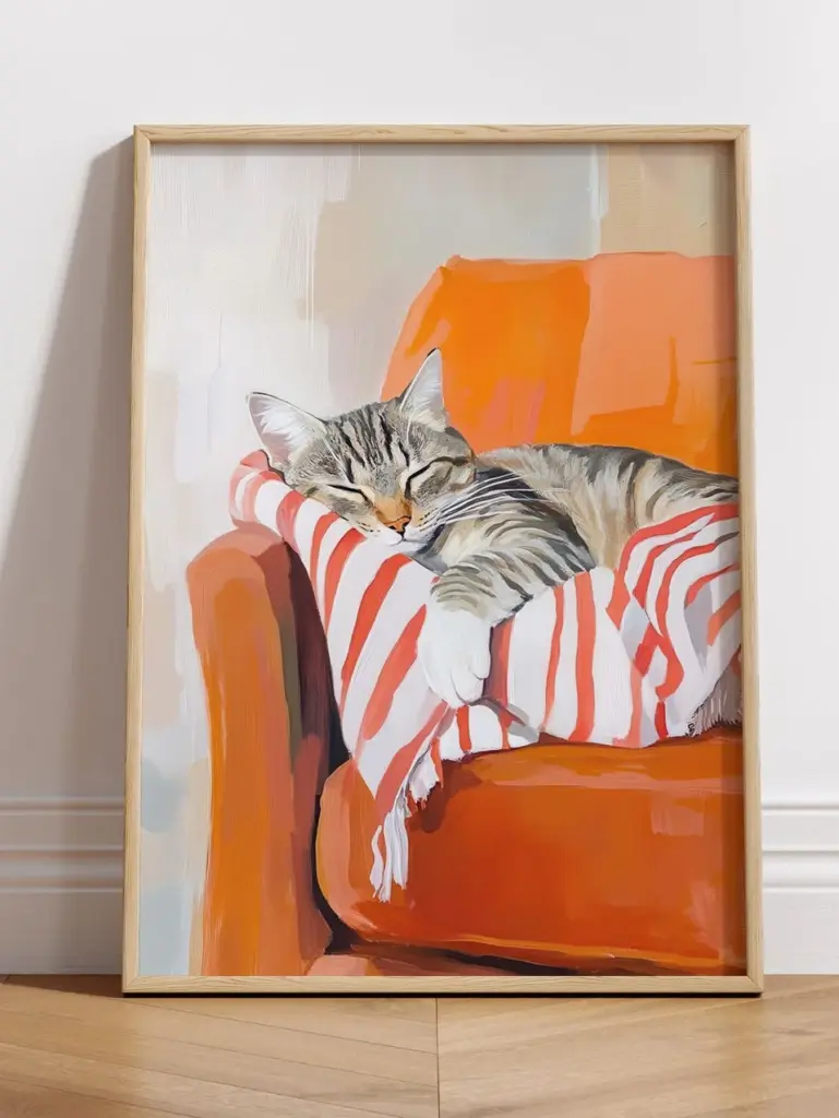 Котик спит на кресле