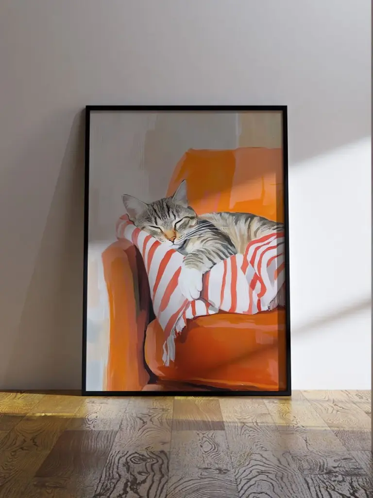 Котик спит на кресле