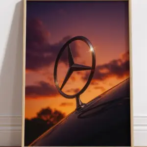 Mercedes-Benz лого на закате